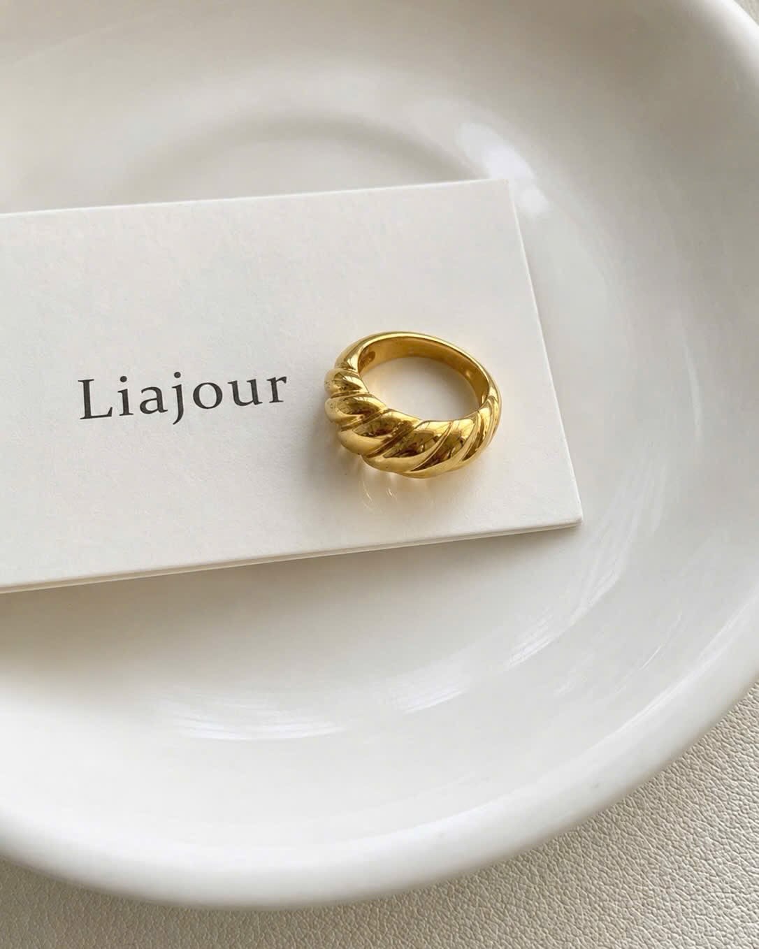 Nhẫn Liajour trong bố cục editorial